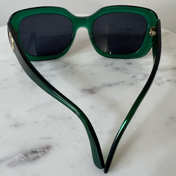 BVLGARI SUNGLASSES GREEN COLOR
GOLD CREST DETAIL ON THE SIDES main image 7